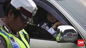 Polisi Tindak Pengemudi Innova Gunakan Pelat Dinas Palsu