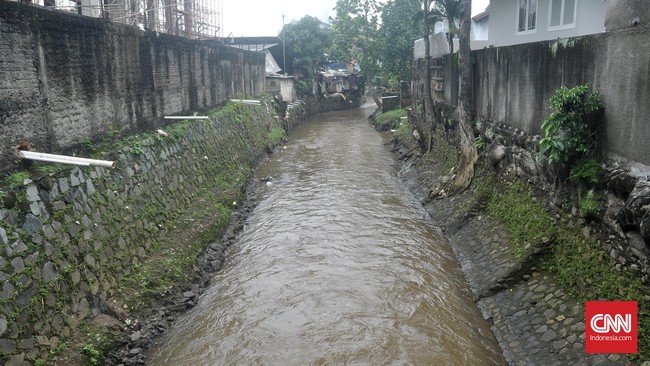Sejauh ini, Pemerintah Kota Jakarta Selatan telah membongkar empat bangunan yang terkena trase di bantaran Kali Krukut, Kemang, Jakarta Selatan.