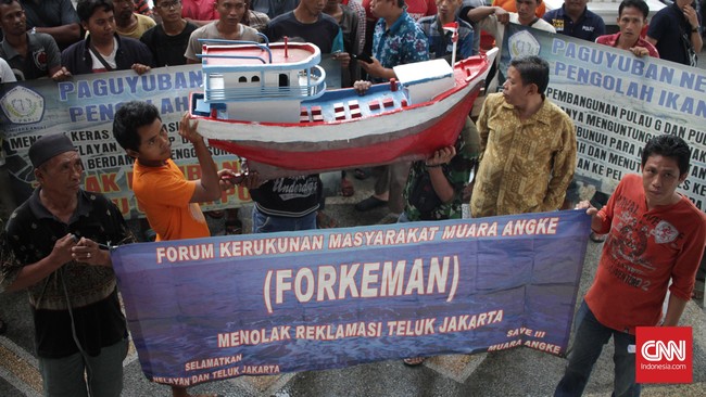 Nelayan Muara Angke melakukan unjuk rasa di sela-sela penyerahan kontra memori ke pengadilan, usai Pemprov DKI Jakarta menyatakan banding atas putusan PTUN.