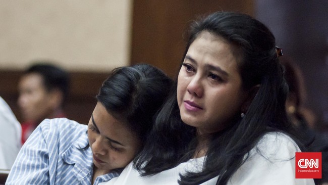 Vonis penjara 4 tahun kepada dua staf Damayanti itu lebih ringan satu tahun dari tuntutan Jaksa Penuntut Umum yang menuntut 5 tahun penjara.