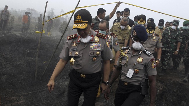 Tujuh staf Kementerian Lingkungan Hidup dan Kehutanan disandera sekelompok orang saat menyegel lahan PT Andika Permata Sawit Lestari yang terbakar.