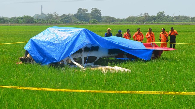 Polda Jawa Barat akan berkoordinasi dengan KNKT dan TNI AU untuk menyelidiki penyebab kecelakaan pesawat latih di Cirebon.