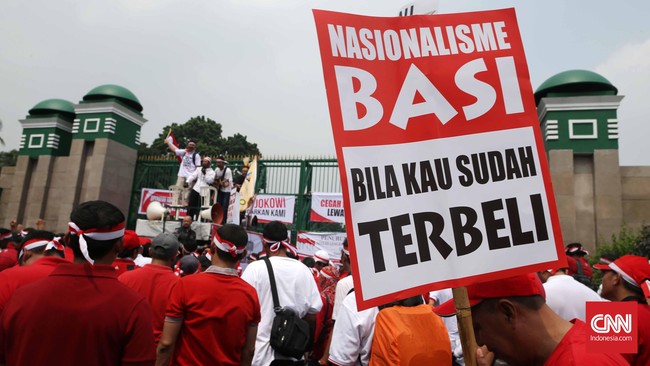 Federasi Serikat Pekerja BUMN Strategis menilai Menkominfo Rudiantara buang badan dan diskriminatif dalam membuat regulasi telekomunikasi di Indonesia.