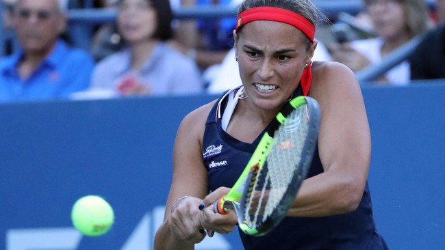 Monica Puig gagal melanjutkan langkah hebatnya usai meraih emas Olimpiade. Puig langsung tersingkir di babak pertama grand slam AS Terbuka.