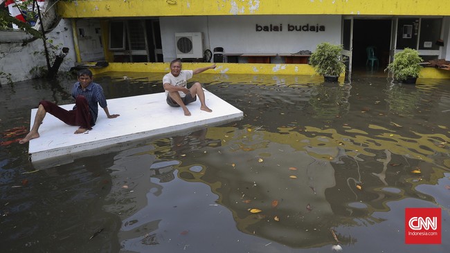 Hujan yang mengguyur Jakarta, Selasa (30/8) siang, menimbulkan banjir dan genangan di sejumlah lokasi.