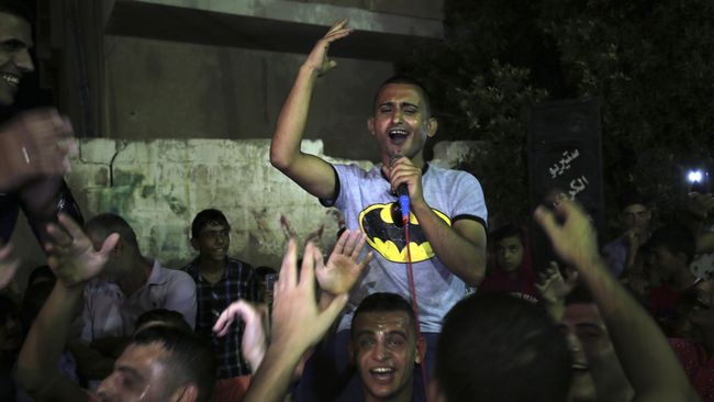 Adel Meshoukhi dikenal sebagai penyanyi muda populer dari Gaza, yang menghibur warga setempat di tengah konflik berkepanjangan.