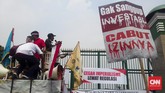 Potret Karyawan Telkom Geruduk DPR Sejumlah karyawan Telkom dan Telkomsel melakukan unjuk rasa di depan Gedung DPR memprotes rencana pemerintah menurunkan tarif interkoneksi seluler.
