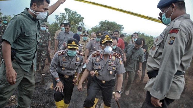 Kapolri Jenderal Tito Karnavian didesak membentuk tim independen guna mengusut penerbitan SP3 Polda Riau dalam kasus pembakaran hutan oleh korporasi.
