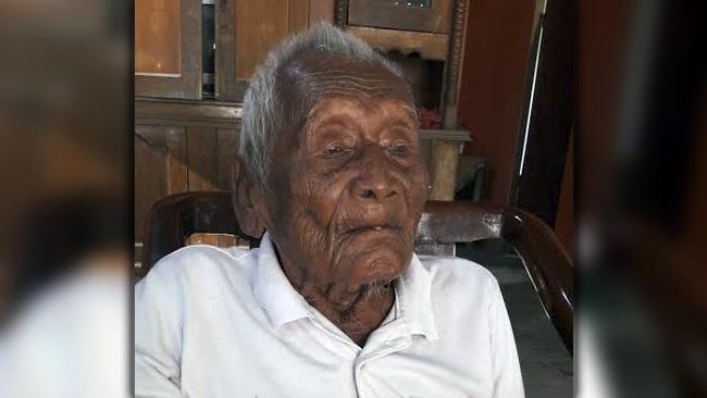 Seorang kakek yang dikenal dengan nama Mbah Gotho dianggap sebagai pria tertua di dunia. Usianya mengalahkan Jeanne Calment, pemegang rekor orang tertua dunia.