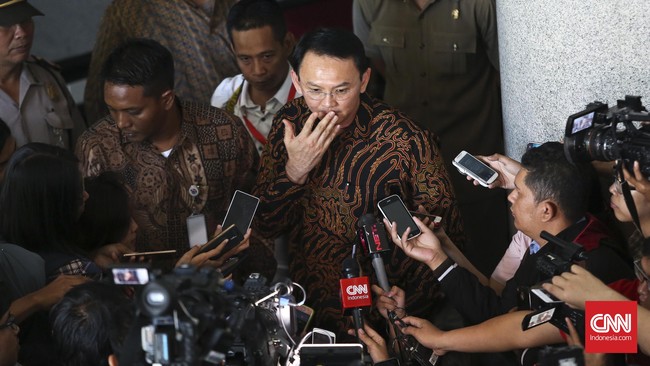Ahok mengklaim berhubungan baik dengan Jusuf Kalla. Sewaktu menjabat Ketua Umum Partai Golkar, JK pernah mendorong Ahok maju di Pemilihan Legislatif 2009.