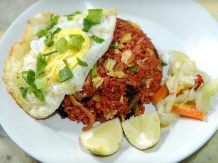 2 Resep Nasi Goreng Merah Praktis, Bahkan Bisa Tambah Kangkung Lho