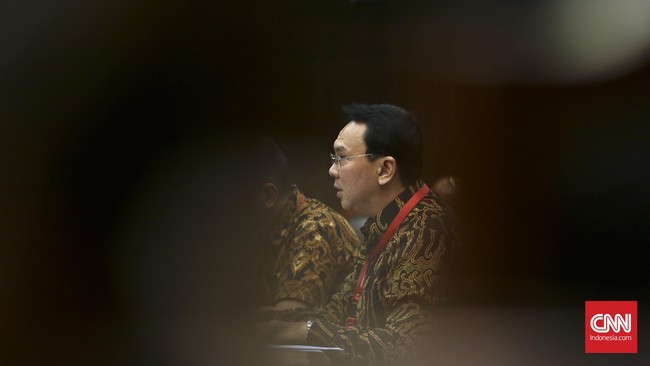 Berdasarkan jadwal tercantum dalam situs MK, sidang pembacaan putusan uji materi UU Pilkada yang dilayangkan Ahok akan digelar pukul 09.00 hari ini.