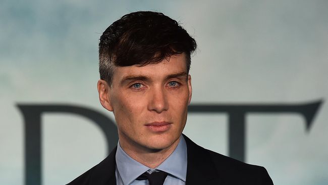 Aktor pemeran Tommy Shelby dalam serial Peaky Blinders, Cillian Murphy, tampil di video lagu terbaru proyek solo pentolan band Savages, Jehnny Beth.