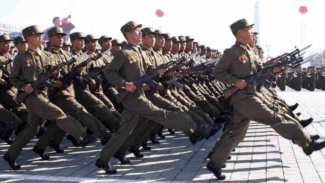 Covid 'Menggila', Korut Suntik Vaksin Tentara di Perbatasan Korea Utara memprioritaskan tentara yang bertugas di perbatasan untuk menerima vaksin buatan China Sinovac saat gelombang Covid-19 menerjang negara itu.