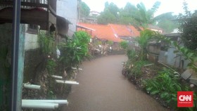 Bangunan di Bantaran Sungai Kemang Diberi Peringatan I