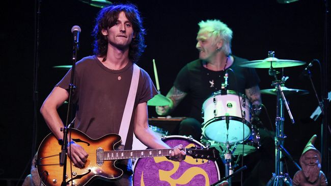 Gitaris The Strokes, Nick Valensi, memiliki band proyek solo yang diberi nama CRX. Oktober mendatang, band itu akan merilis album perdana.