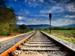 Jalan Dekat Rel, Pejalan Kaki Tertemper Kereta Dekat Stasiun Andir
