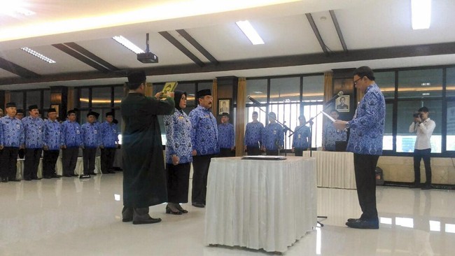 Sri merupakan istri bekas Wakil Jaksa Agung Andhi Nirwanto. Ia resmi menjadi plt Irjen Kemdagri sejak hari ini hingga Tjahjo menunjuk Irjen baru nantinya.