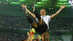 Perpisahan Sempurna Bastian Schweinsteiger