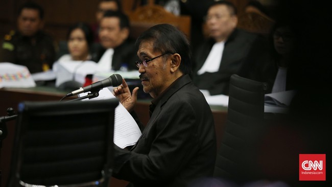 Dua orang yang memiliki rasa nyaman tak akan memberikan jarak saat bertemu. Mirna hanya memeluk Jessica dengan menggunakan satu tangan saja.
