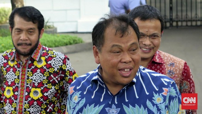 Ketua MK Arief Hidayat bertemu dengan Presiden Joko Widodo selama satu jam. Ia membantah Jokowi ikut campur uji materi UU Pengampunan Pajak.