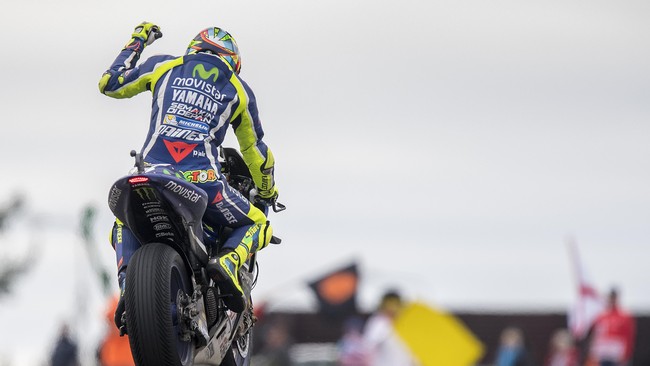 Di sebuah kota berpenduduk 8000 jiwa, Valentino Rossi abadi. Bahkan, kecepatan motor di kota itu tak boleh melebihi 46 kilometer per jam.