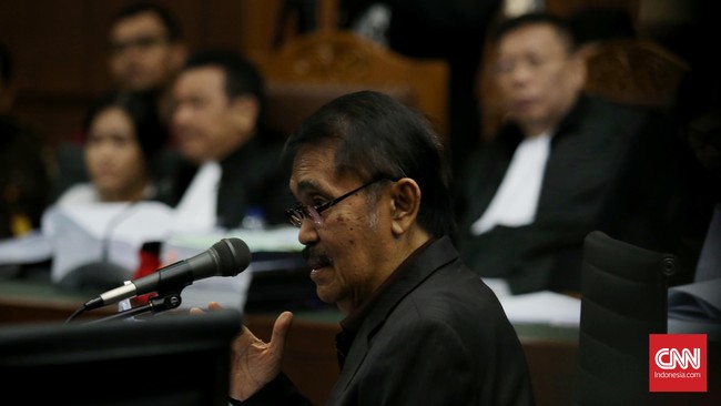 Jessica tidak menunjukkan tanda-tanda tegang dan tertekan seperti mengibaskan rambut dan menggigit bibir usai melihat temannya Wayan Mirna Salihin tewas.