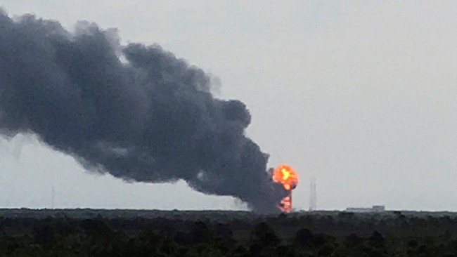 Meledaknya roket Falcon 9 milik SpaceX membuat Mark Zuckerberg begitu kecewa lantaran merusak rencana Facebook menyebar Internet gratis dengan satelit.
