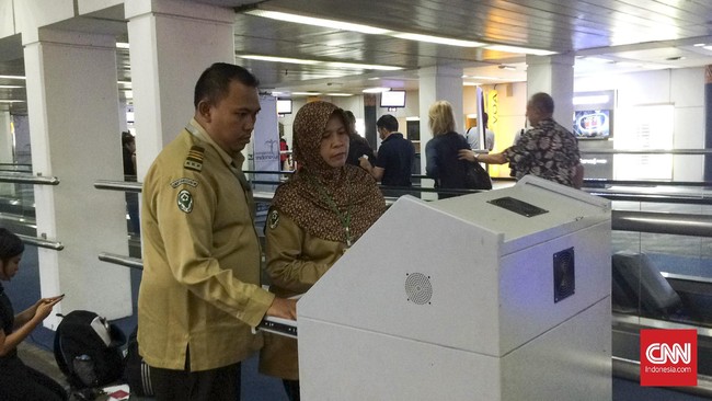 Pemprov DKI Jakarta juga mengimbau masyarakat memberantas sarang nyamuk pada rentang pukul 9.00 hingga 15.00.