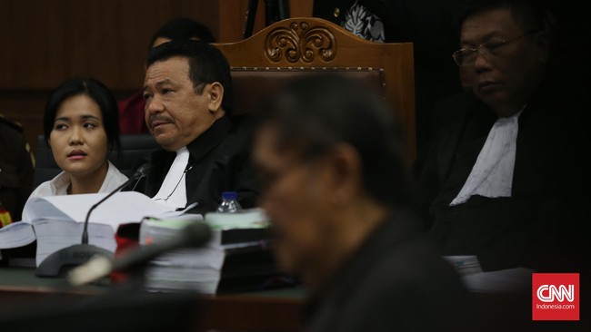 Celana robek itu menurut Jessica telah dibuang. Padahal celana itu dibutuhkan untuk jadi barang bukti dalam perkara pembunuhan yang menjerat Jessica.