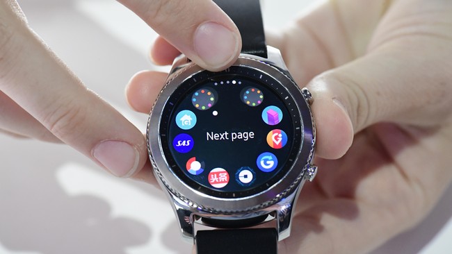 Desain menjadi faktor pembeda pada jam tangan pintar Samsung Gear S3 dibandingkan dengan seri-seri sebelumnya yang mengusung gaya futuristik.