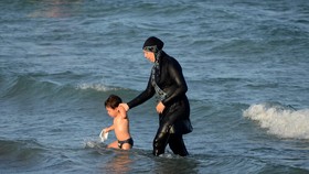 Sejarah Burkini, Paduan Burqa dan Bikini