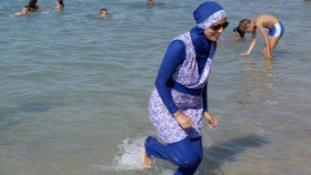 Pakai Burkini, Wanita Australia Diusir dari Pantai Perancis