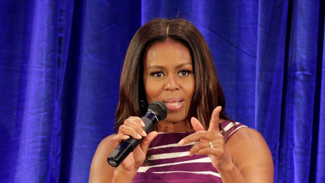 Michelle Obama dianggap nyonya rumah baik hati. Bagaimana tidak, ia menetapkan kebijakan baru soal sepatu tamu yang datang ke tempat tinggalnya.