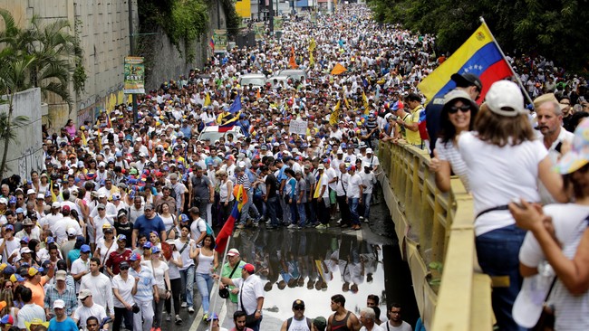 Para demonstran menuntut Presiden Venezuela Nicolas Maduro mundur, menyalahkannya atas krisis ekonomi dan kekurangan makanan.