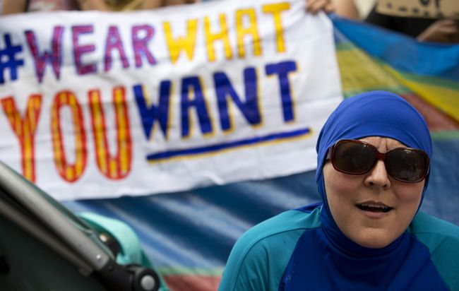 Perancis, Burkini dan Kebebasan: Sebuah Ironi Ada 15 kota di Perancis yang mengharamkan penggunaan pakaian renang yang menutupi seluruh tubuh, atau burkini.