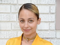 Rambut Nicole Richie Terbakar Saat Tiup Lilin Ulang Tahun Ke-40