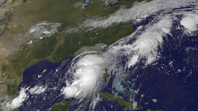 Angin kencang dan hujan lebat yang dibawa Badai Hermine menghantam Pesisir Teluk di utara Florida menyebabkan ratusan ribu rumah tak mendapatkan aliran listrik.