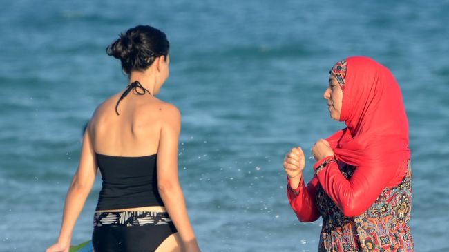 Dokter kulit Rachel Djuanda mengungkapkan sebenarnya baju renang yang tertutup seperti burkini lebih baik untuk melindungi kulit saat sedang berenang.