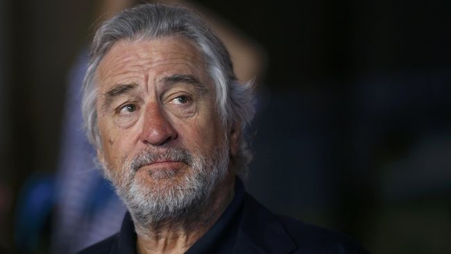 Robert De Niro yang sebelumnya menyebut Trump dengan kata-kata buruk, kini meminta warga Amerika memilih dan memastikan Trump tak jadi presiden.