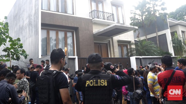 Awalnya diketahui ada empat pelaku namun berkembang menjadi lima pelaku berdasarkan penyelidikan. Polisi masih memburu tiga pelaku lainnya.