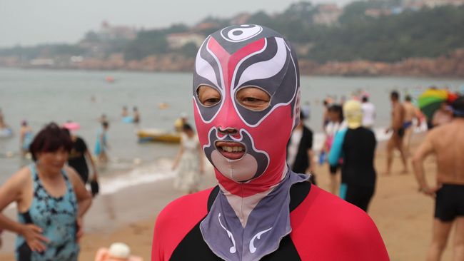 Sementara burkini diperlakukan semena-mena di Perancis, ‘sepupu’-nya facekini justru dielu-elukan khususnya di China.