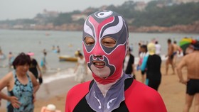 Burkini Dilucuti, Facekini Malah Makin Centil