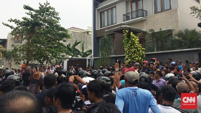Selain menyita senjata api milik pelaku, polisi juga membawa kamera pengintai yang terpasang pada lokasi penyanderaan.