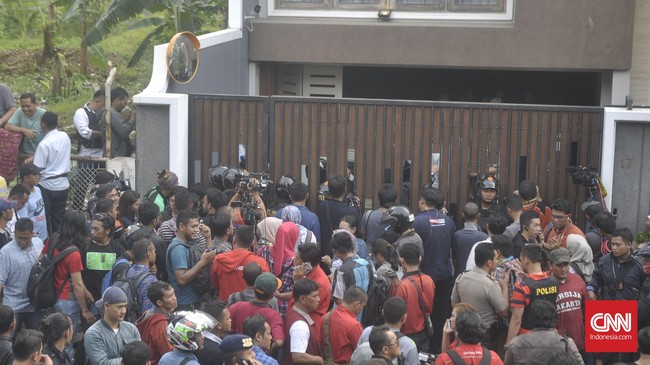 Polisi juga menemukan revolver jenis taurus yang digunakan pelaku saat melakukan perampokan dan penyanderaan di rumah Asep.