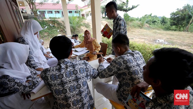 Guru hebat selalu mampu mendidik muridnya menjadi manusia bermental juara.