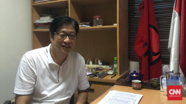 Ketua DPD PDIP Ady Widjaja tertawa lepas kala disodori pertanyaan soal sosok cagub yang direstui akar rumput PDIP Jakarta. PDIP belum menentukan calon.