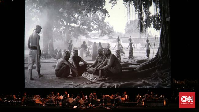 Bisu dan hitam putih, Setan Jawa adalah dunia mistis Garin Nugroho yang tak nyata. Iringan musik orkestra gamelan menghidupkannya menjadi ada.