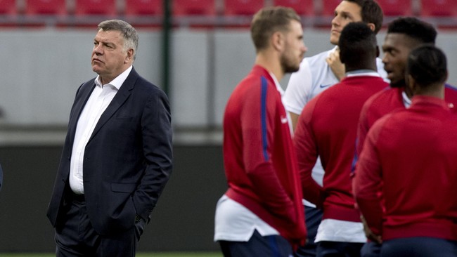 Mantan Ketua FA Greg Dykes mengaku tidak habis pikir melihat Sam Allardyce sampai tergoda iming-iming uang hingga terjebak dalam skandal sepak bola.