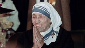 Di Balik Penobatan Bunda Teresa Jadi Santa